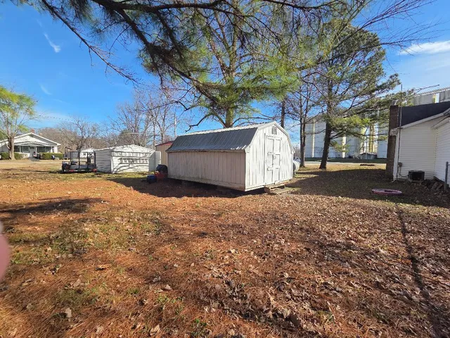 a view of a outdoor space with a house