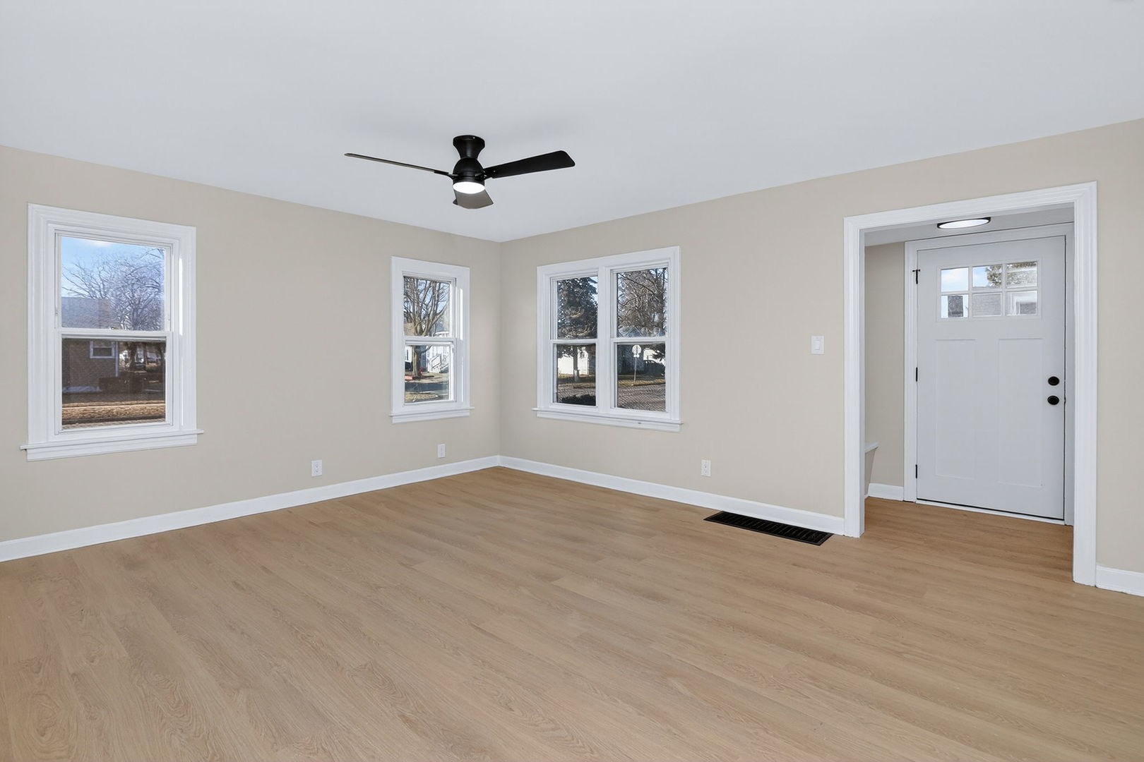 950 Spruce Street Aurora, IL 60506 - Photo 3 of 14