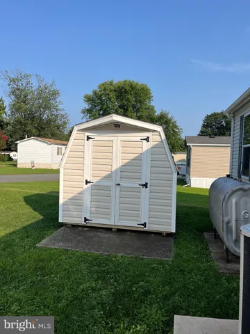 a view of a backyard with pathway