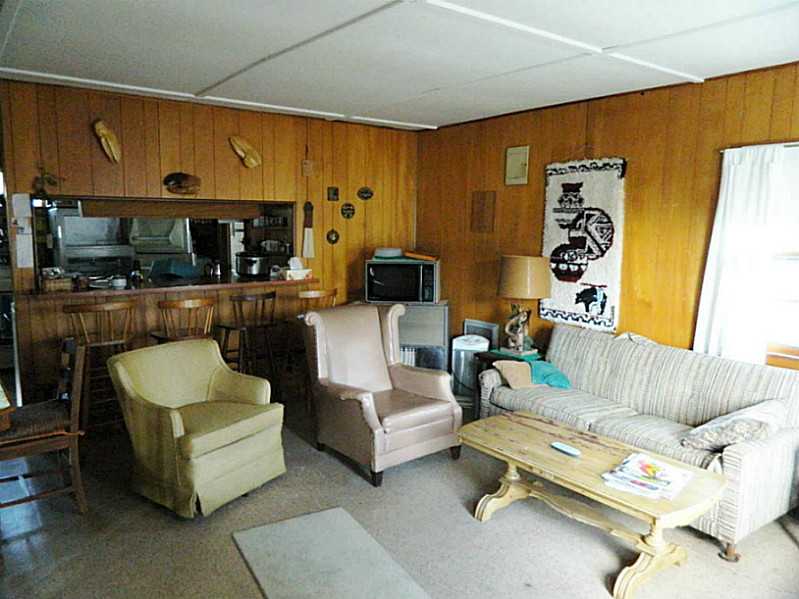41 St James Road Narragansett, RI 02882 - Photo 16 of 21 Living Room.