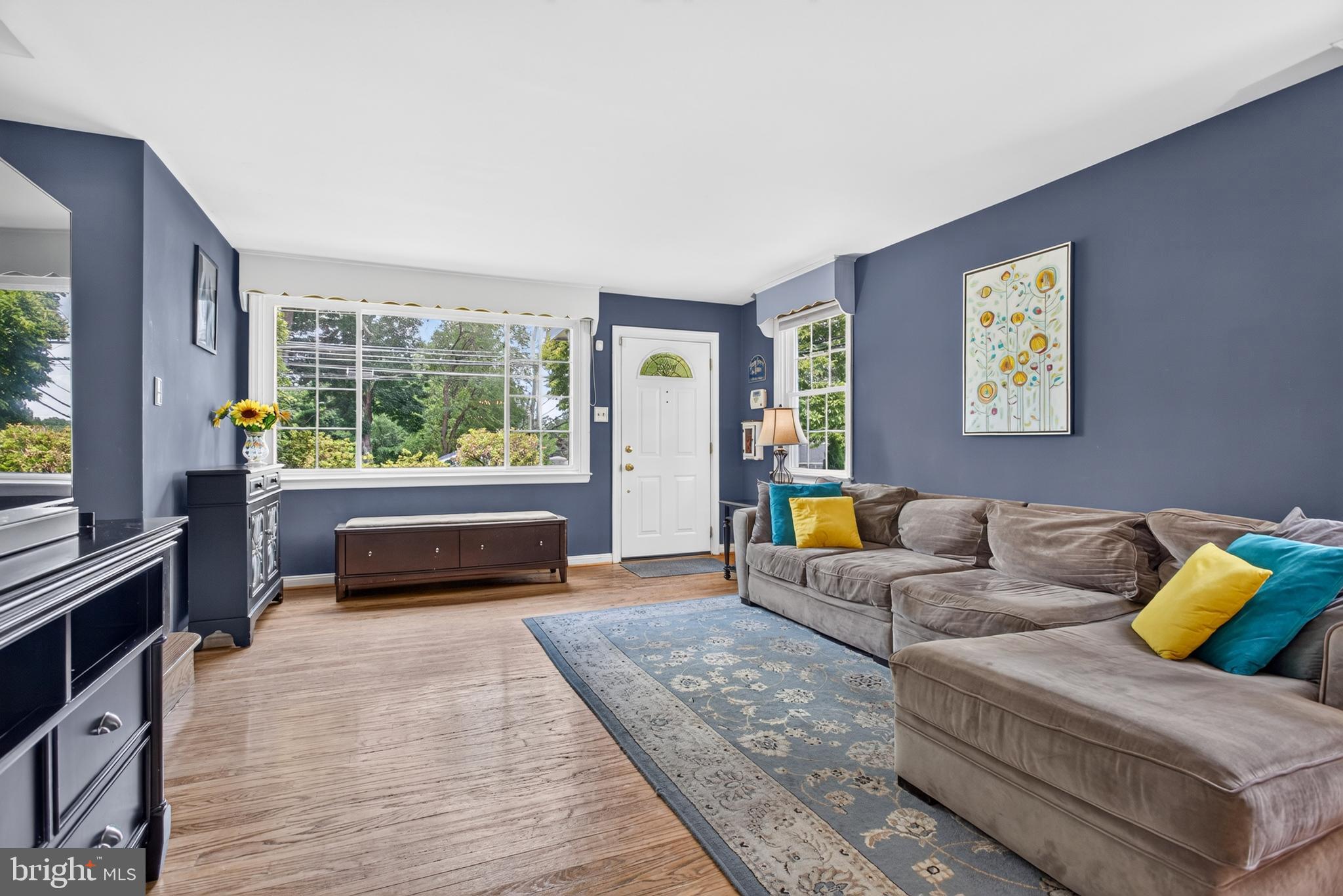 141 North Norwinden Drive Springfield, PA 19064 - Photo 6 of 42 Living Room