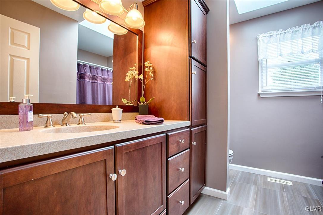 799 Hunter Road Easton, PA 18040 - Photo 21 of 35 Beautiful updated master bathroom