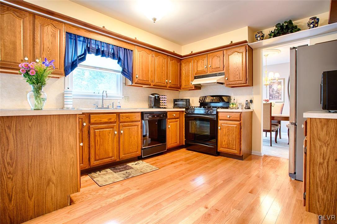799 Hunter Road Easton, PA 18040 - Photo 3 of 35 Beautiful modern kitchen with hardwood floors