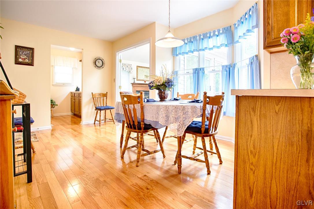 799 Hunter Road Easton, PA 18040 - Photo 6 of 35 Eat in kitchen area, gleaming hardwood floors
