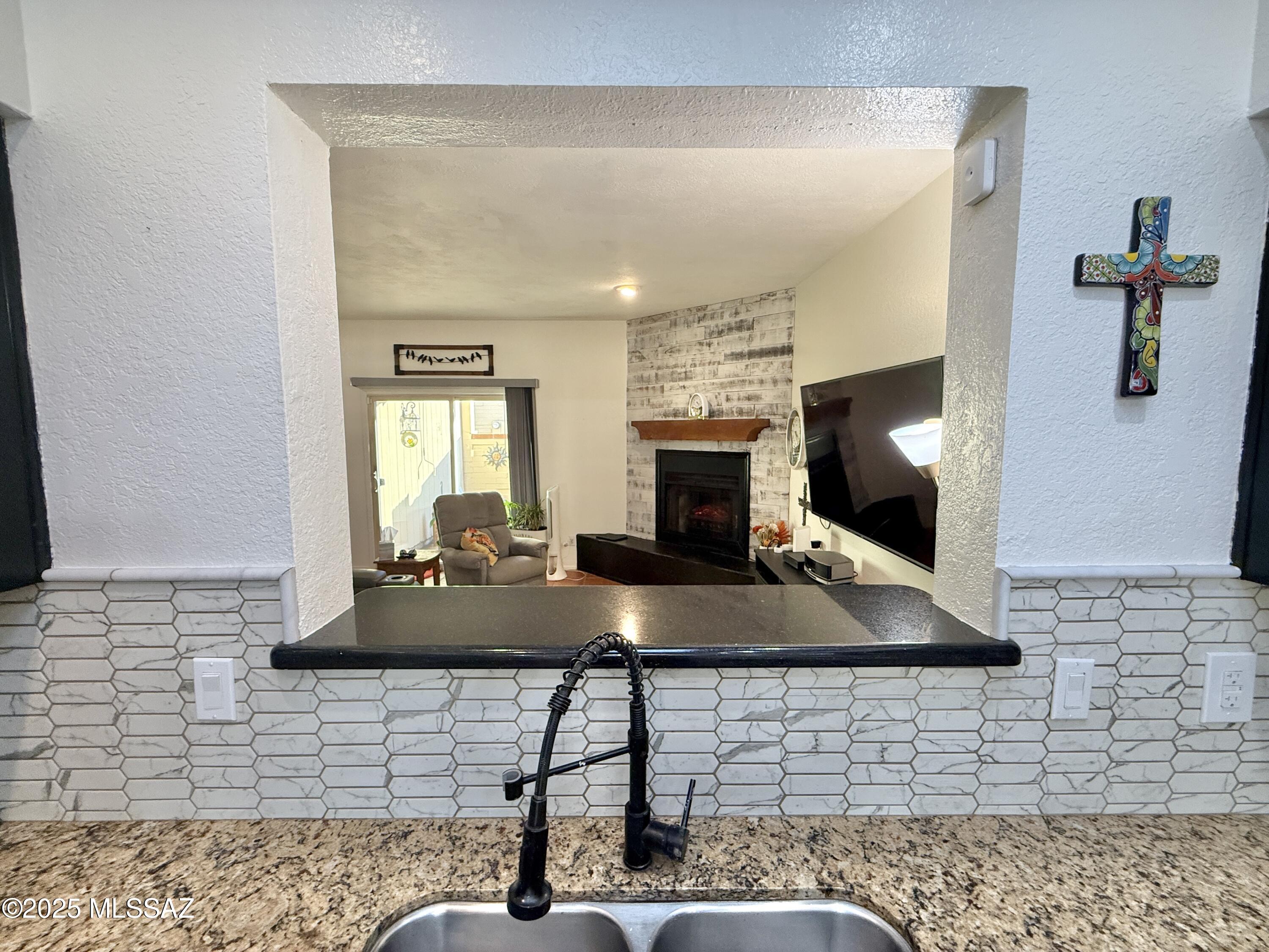 8110 East Rivenoak Circle Tucson, AZ 85715 - Photo 7 of 29 a view of kitchen and living room with a bathroom