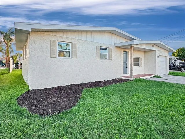 a view of an house with backyard and garden