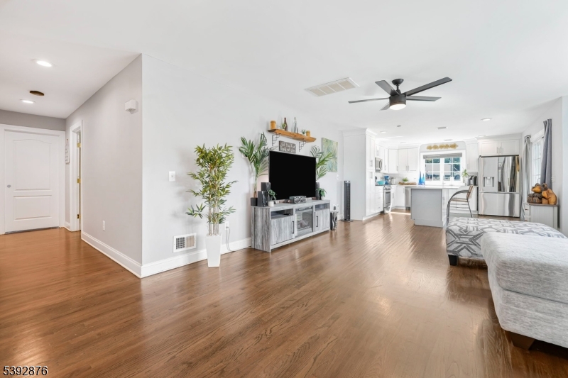 615 Prospect Avenue Fairview, NJ 07022 - Photo 2 of 18 a view of a living room