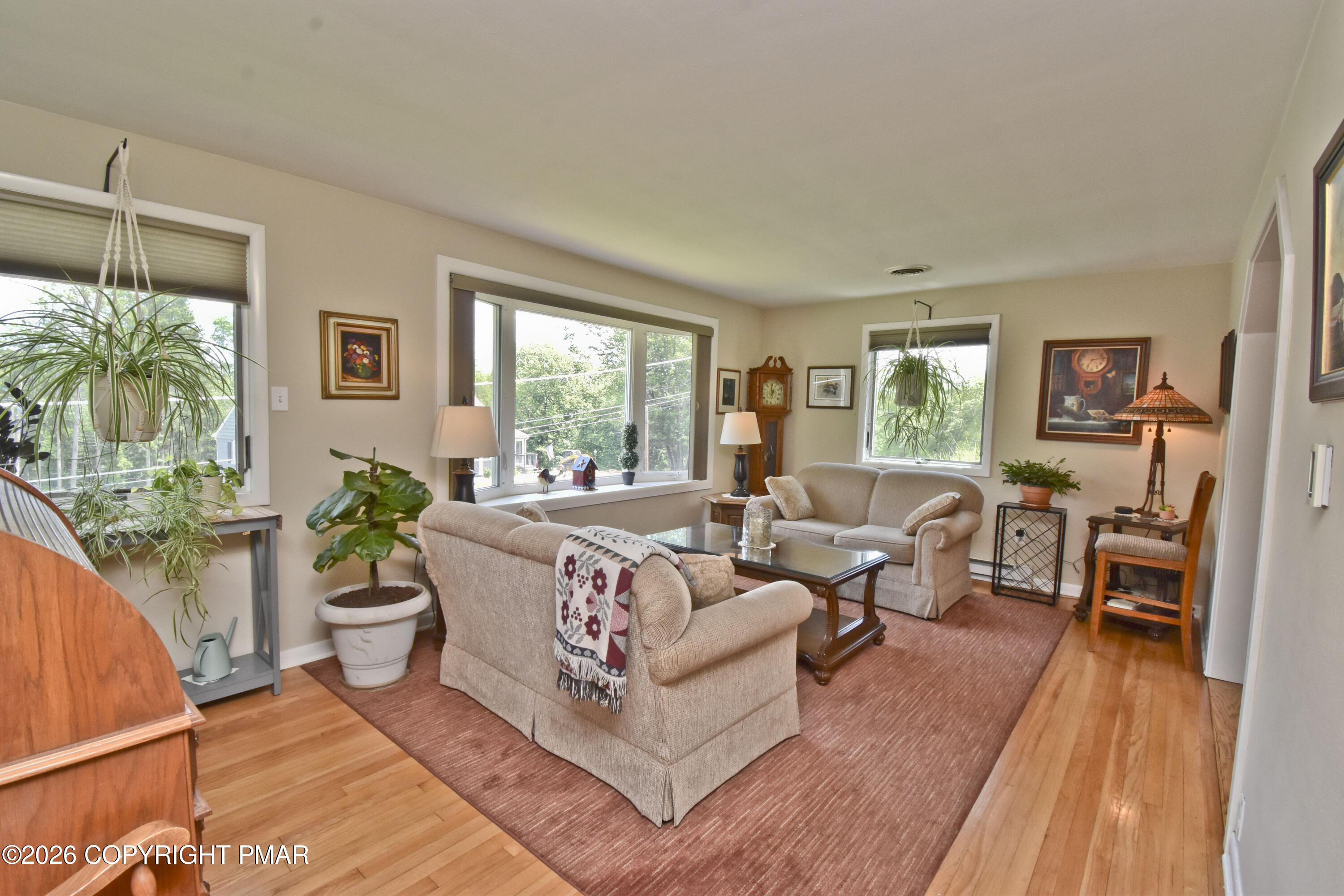 7515 Old Coach Road Stroudsburg, PA 18360 - Photo 16 of 59 6 Living Room (1)