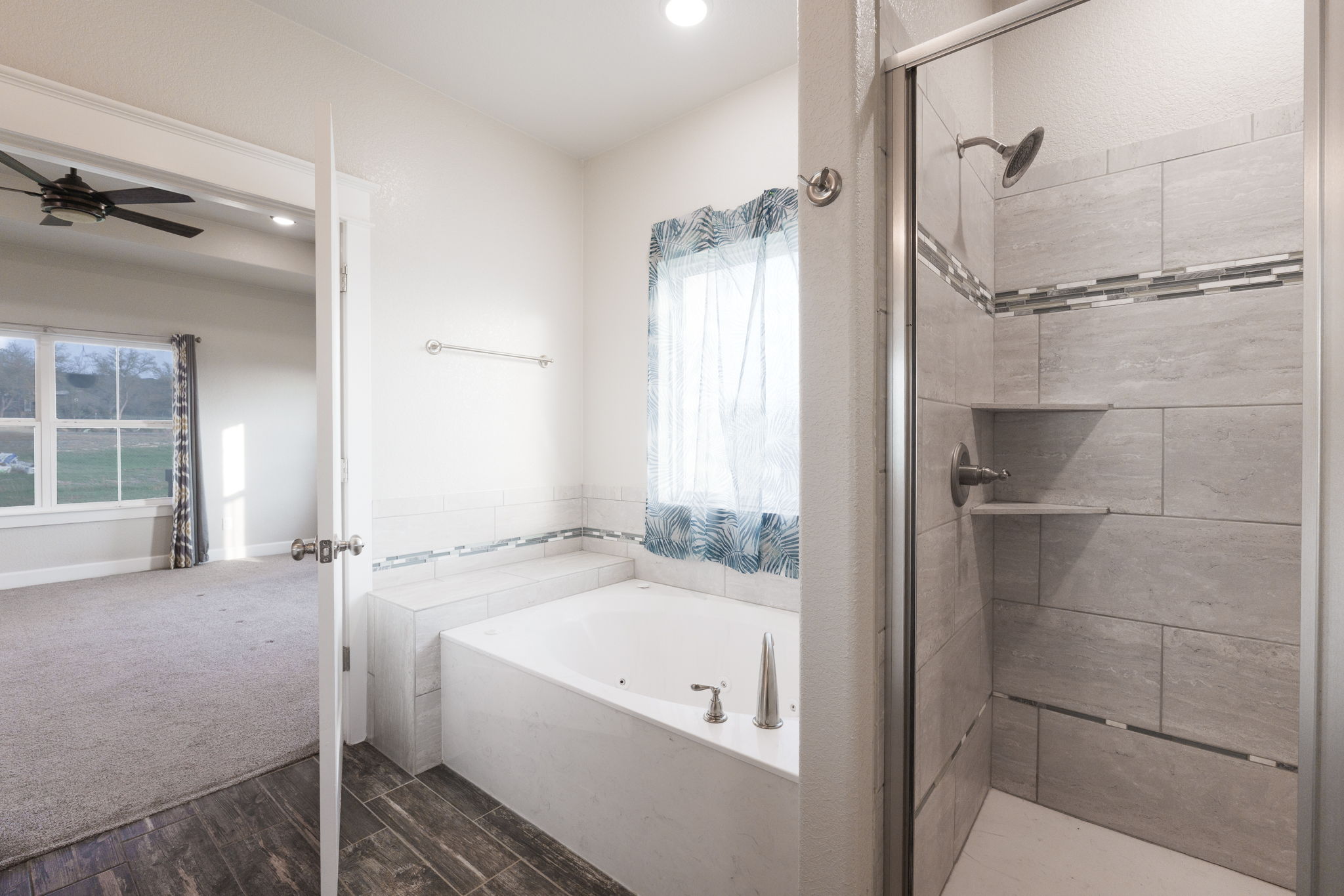 2662 Snow Road Kempner, TX 76539 - Photo 19 of 28 a bathroom with a bathtub and a shower