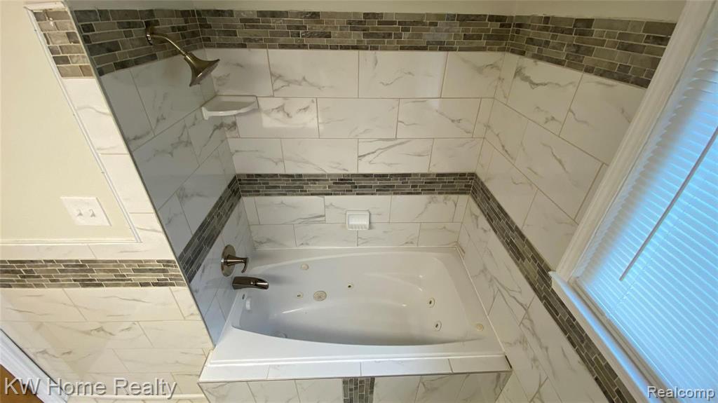 22130 Avon Road Oak Park, MI 48237 - Photo 18 of 33 Gallery Image 18
