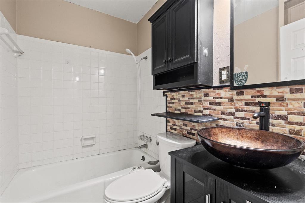 1417 Morrison Drive Denison, TX 75020 - Photo 19 of 30 Full bathroom with washtub / shower combination, vanity, and decorative backsplash