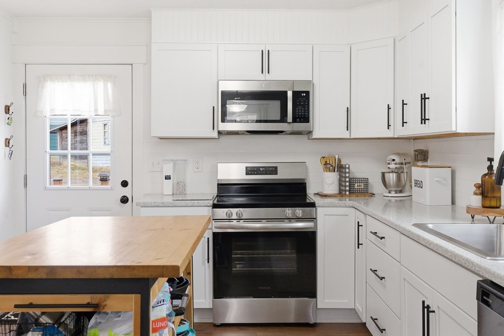 114 Viars Road Philadelphia, TN 37846 - Photo 11 of 45 a kitchen with cabinets appliances and a sink