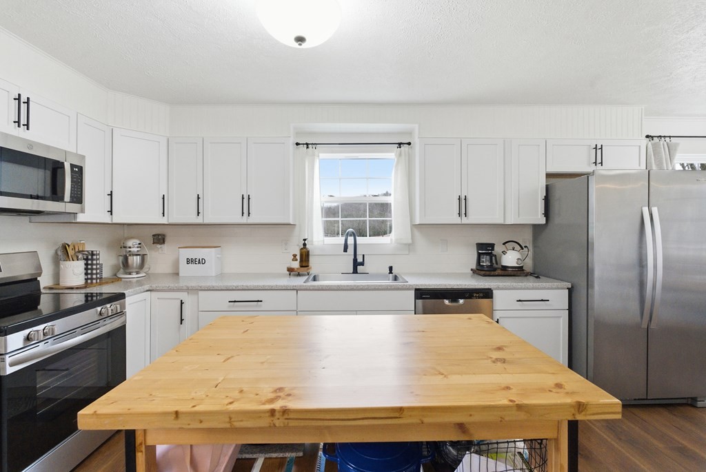114 Viars Road Philadelphia, TN 37846 - Photo 12 of 45 a kitchen with stainless steel appliances granite countertop a sink a stove a refrigerator a center island and cabinets
