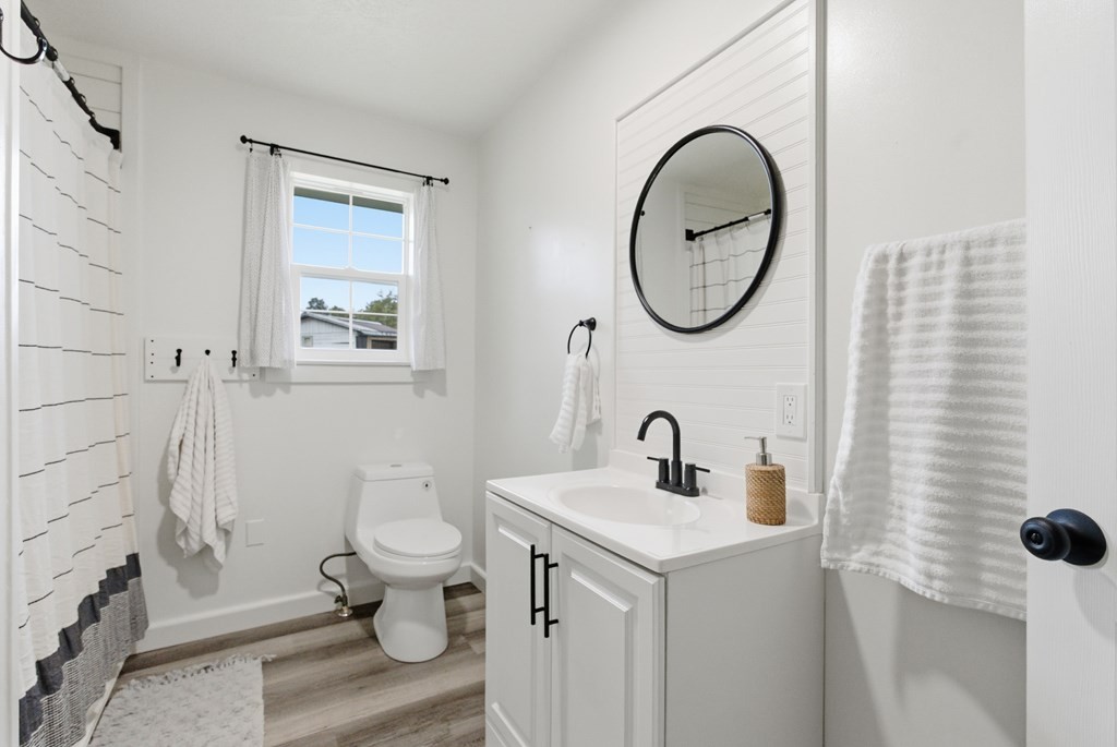 114 Viars Road Philadelphia, TN 37846 - Photo 26 of 45 a bathroom with a toilet sink and mirror