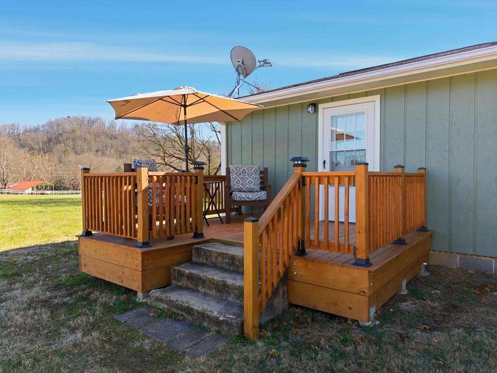 114 Viars Road Philadelphia, TN 37846 - Photo 28 of 45 a view of a wooden deck with a yard