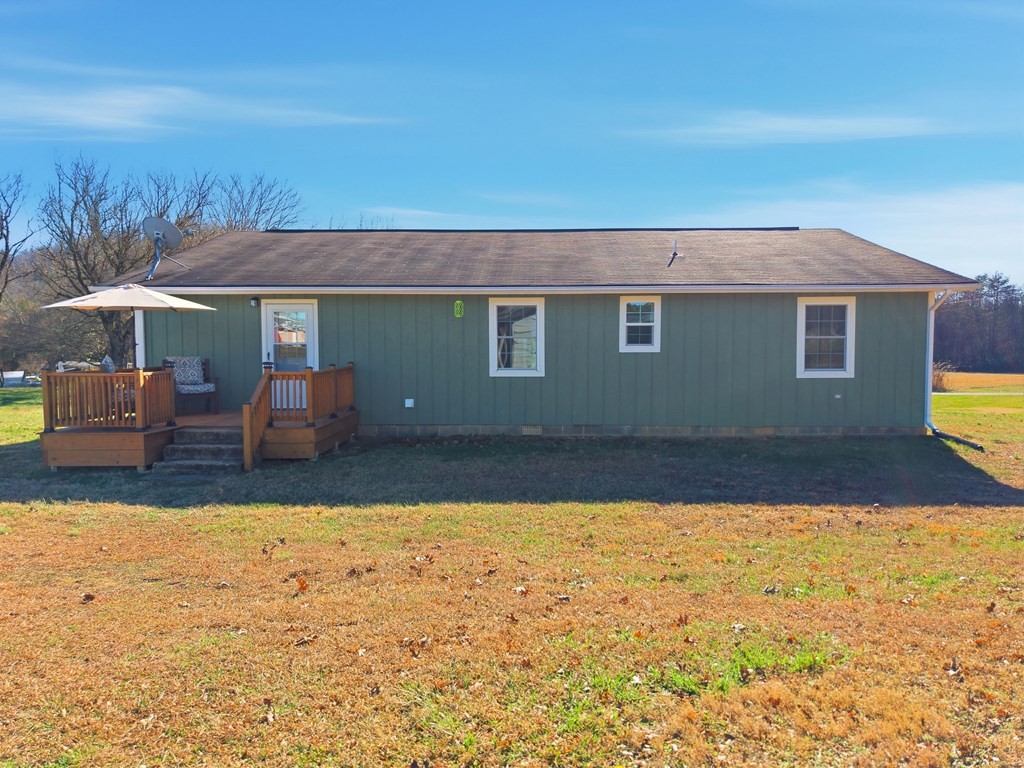 114 Viars Road Philadelphia, TN 37846 - Photo 30 of 45 a view of swimming pool with lawn chairs under an umbrella