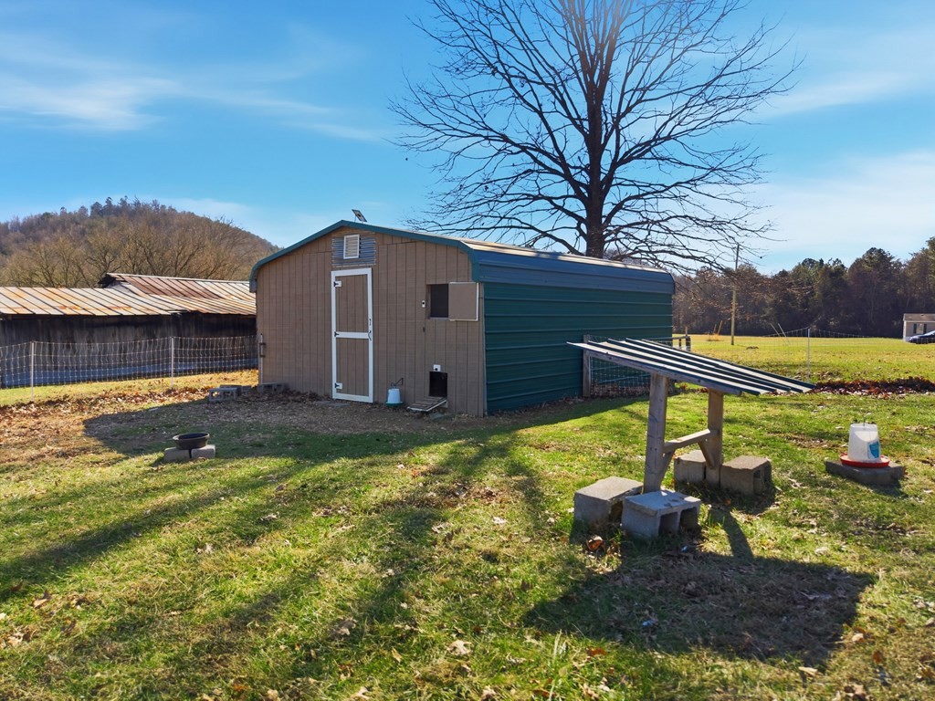 114 Viars Road Philadelphia, TN 37846 - Photo 37 of 45 a backyard of a house with lots of green space