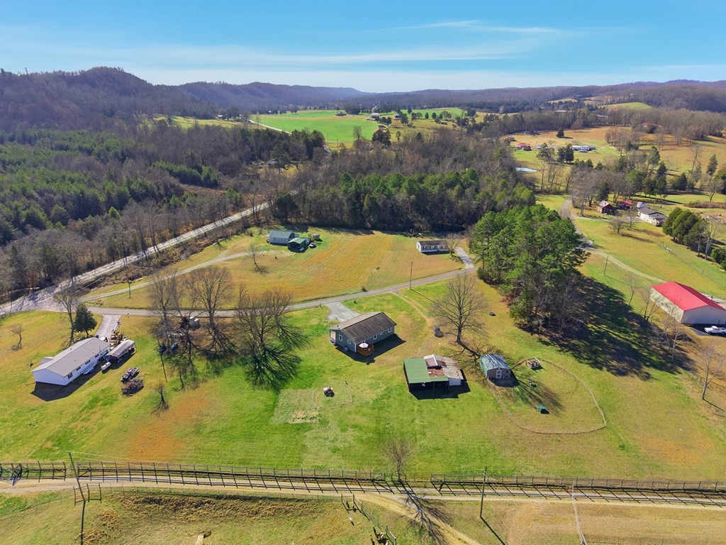 114 Viars Road Philadelphia, TN 37846 - Photo 40 of 45 a view of a swimming pool with a yard