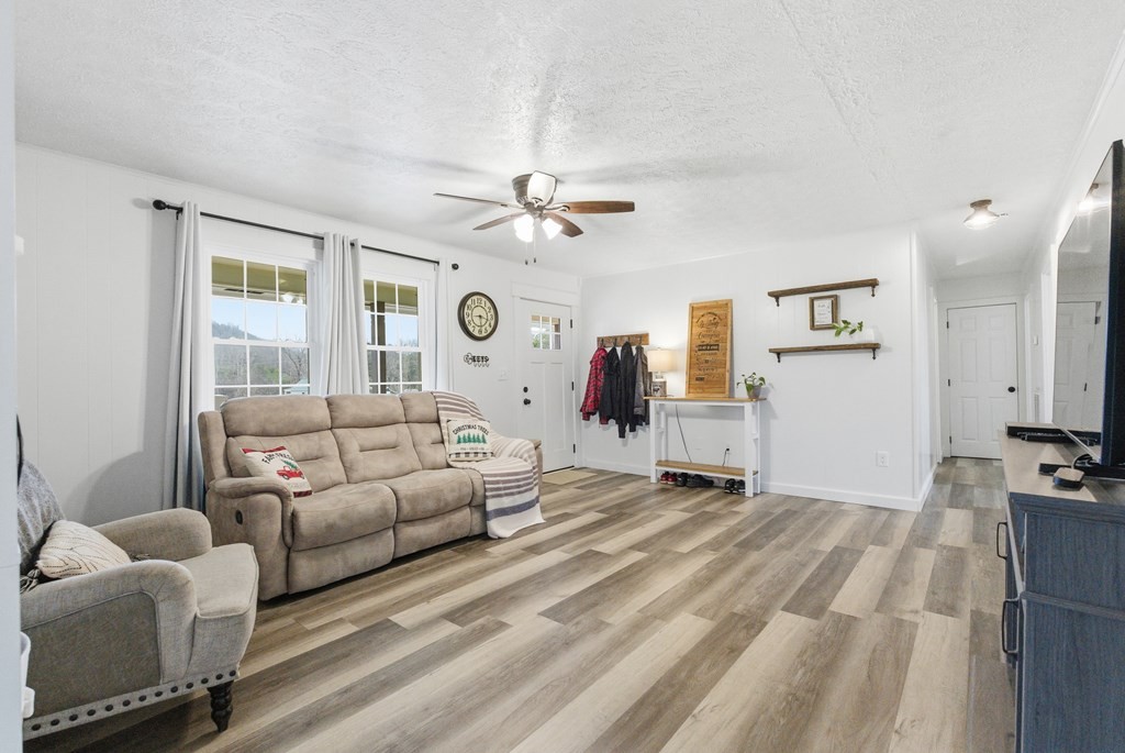 114 Viars Road Philadelphia, TN 37846 - Photo 10 of 45 a living room with furniture and a window
