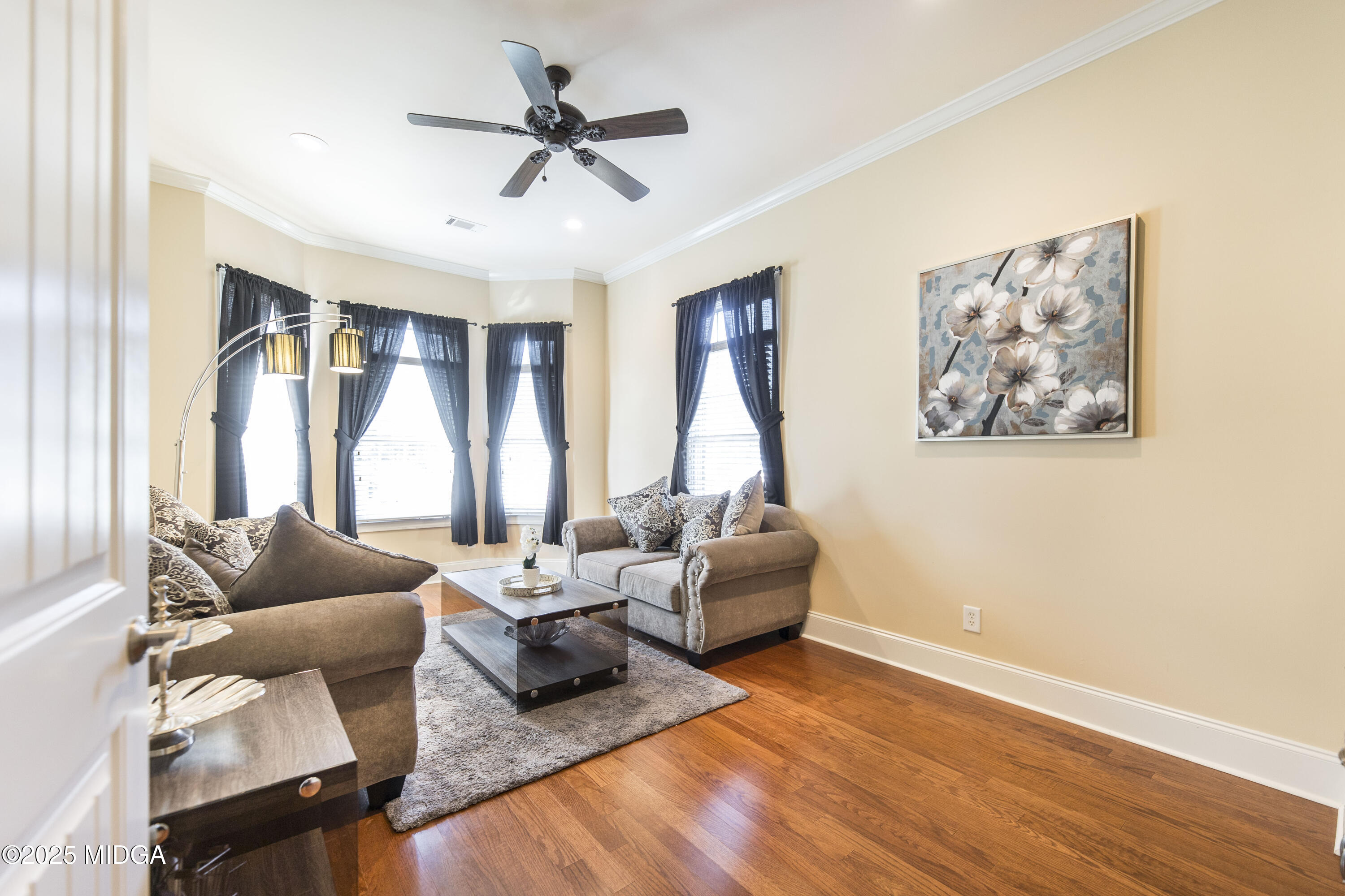711 Latrobe Way Macon, GA 31220 - Photo 27 of 44 a living room with furniture and a large window