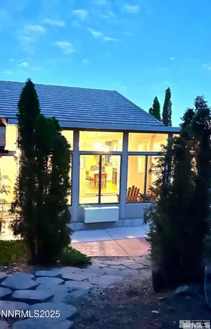 a view of a back yard