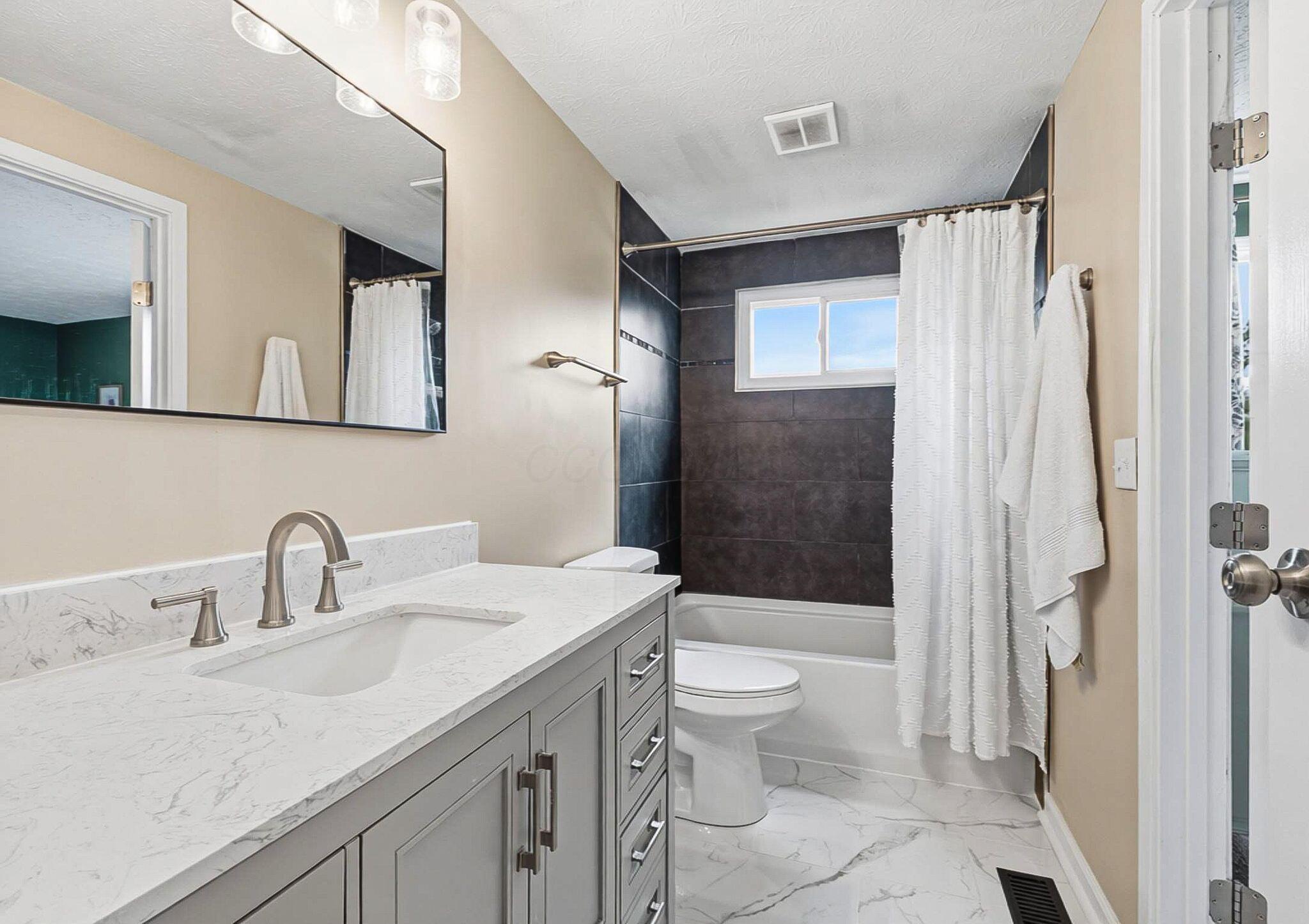 2949 Cortona Road Columbus, OH 43204 - Photo 27 of 38 Full Bath