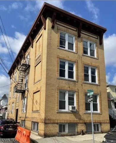 $1,875 | 18 East 17th Street, Unit 2R, Bayonne, NJ 07002