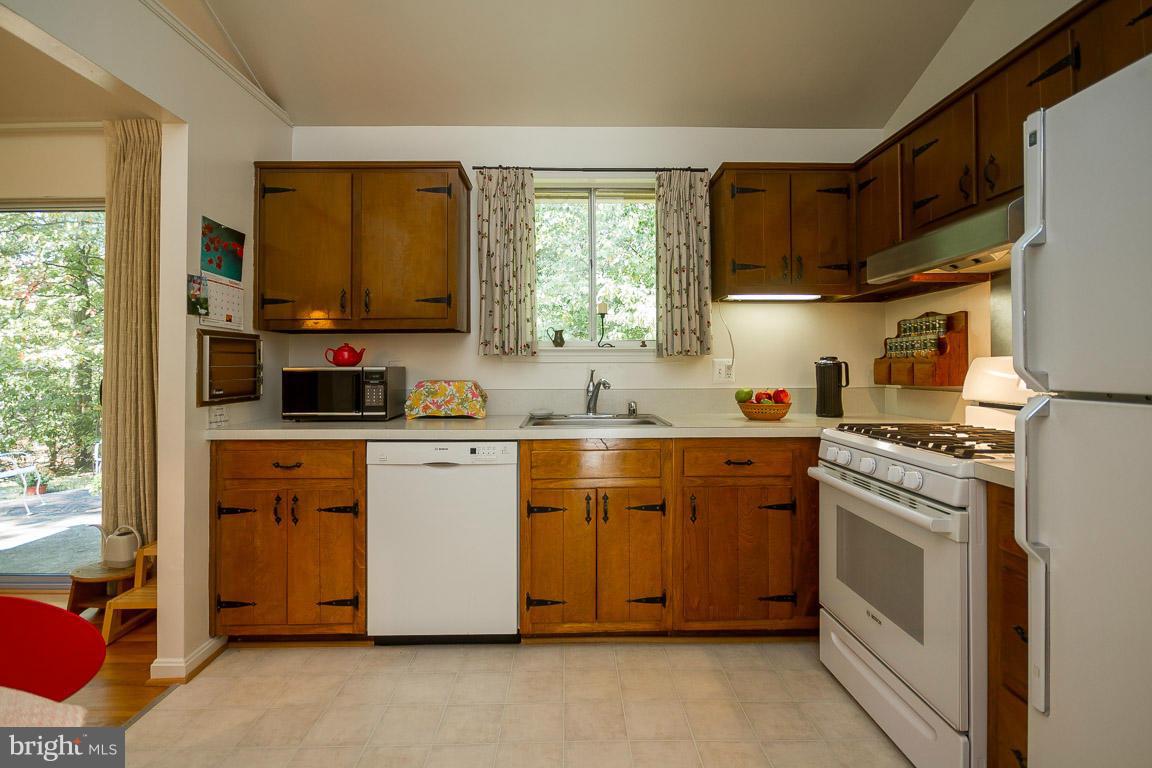 6802 Quebec Court Springfield, VA 22152 - Photo 8 of 30 Kitchen