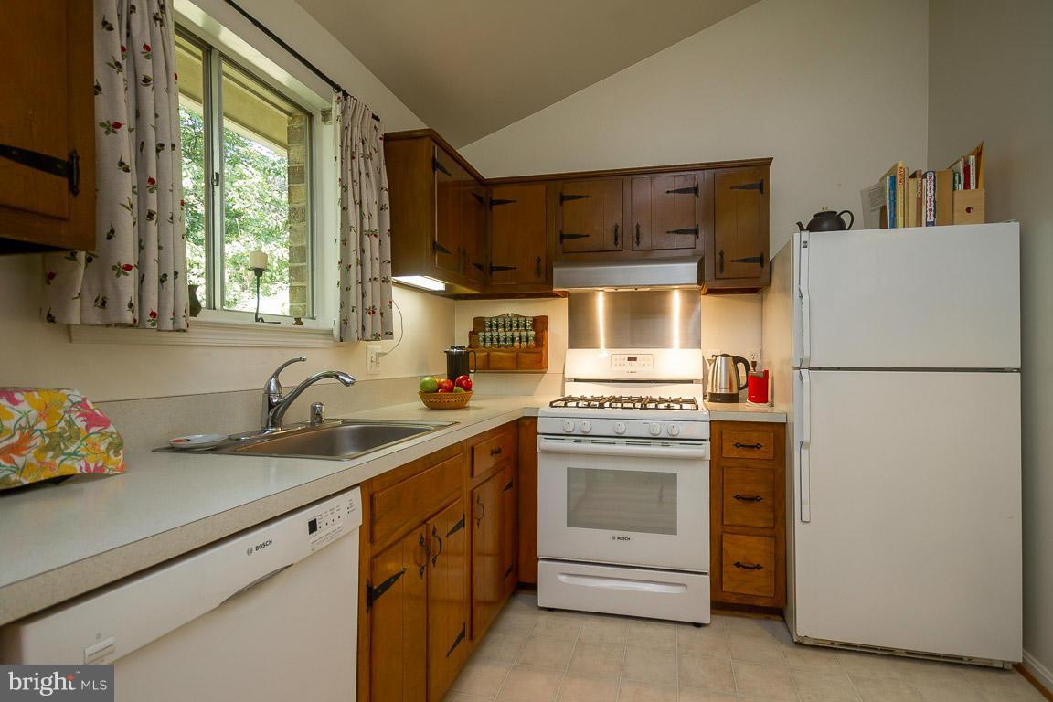 6802 Quebec Court Springfield, VA 22152 - Photo 9 of 30 Kitchen
