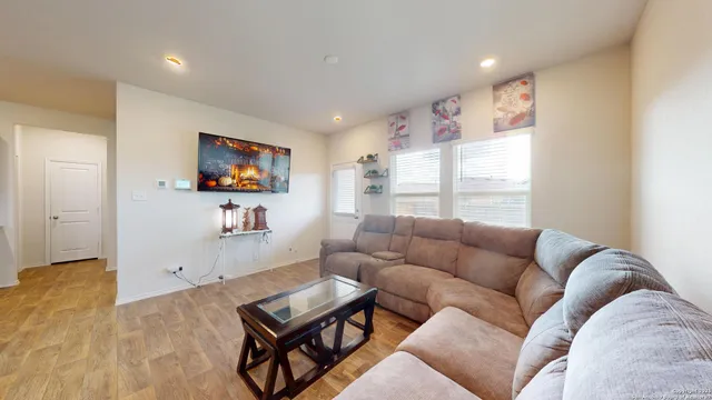 $2,400 | 4021 Lilac Path, St. Hedwig, TX 78152