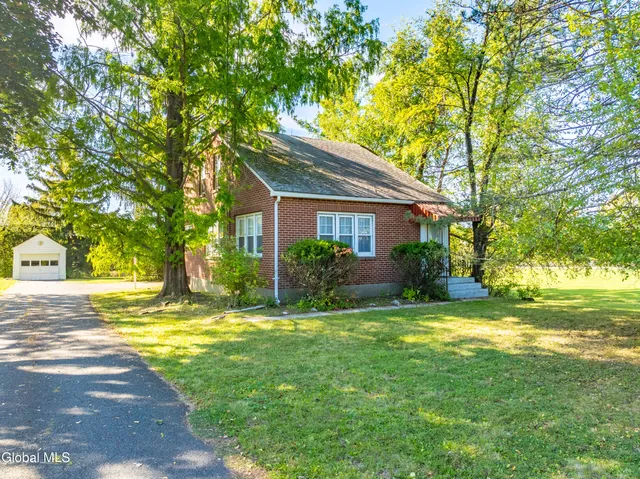 $284,500 | 512 3rd Ave Extension, East Greenbush, NY 12144