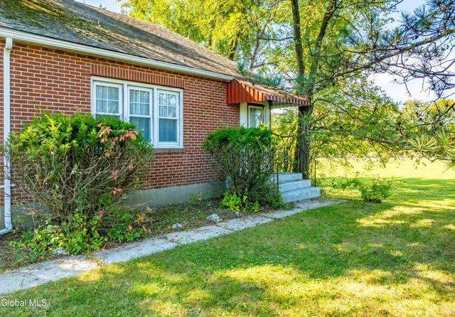 $265,000 | 512 3rd Ave Extension, East Greenbush, NY 12144