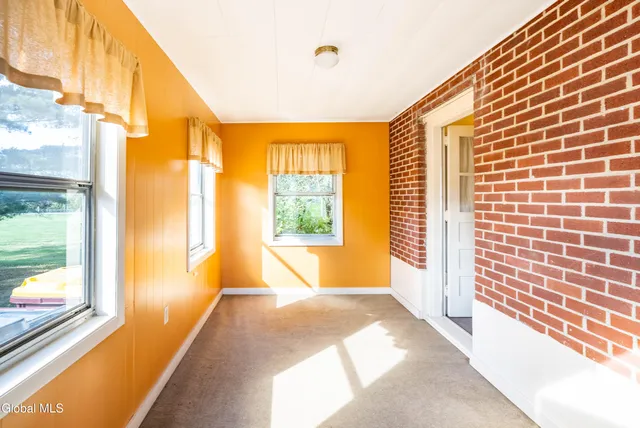 $284,500 | 512 3rd Ave Extension, East Greenbush, NY 12144