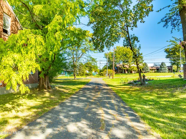 $284,500 | 512 3rd Ave Extension, East Greenbush, NY 12144