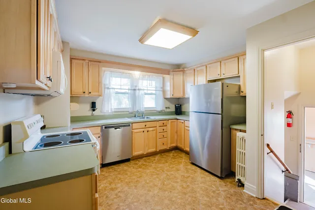 $284,500 | 512 3rd Ave Extension, East Greenbush, NY 12144