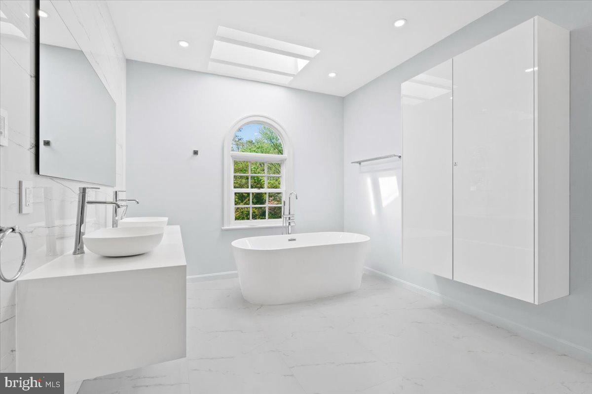 1626 Foxhall Road Northwest Washington, DC 20007 - Photo 13 of 23 Master Bathroom