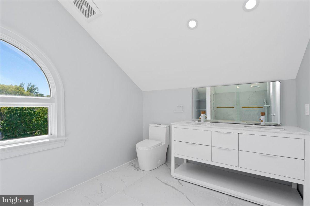 1626 Foxhall Road Northwest Washington, DC 20007 - Photo 18 of 23 Bathroom