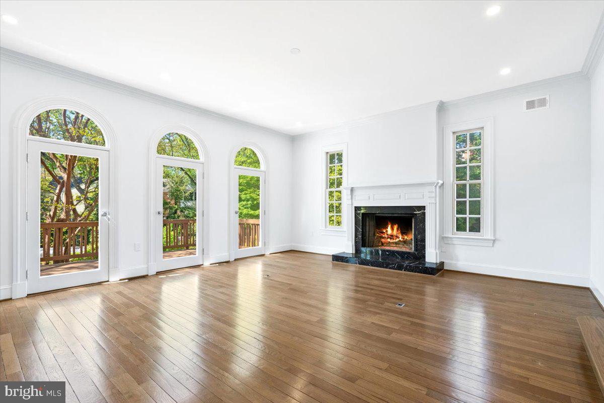 1626 Foxhall Road Northwest Washington, DC 20007 - Photo 4 of 23 Living room
