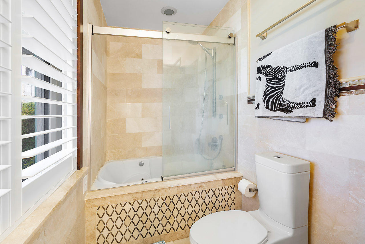 664 Maypop Court Boca Raton, FL 33486 - Photo 19 of 37 Owner's Bath w/Jet Tub