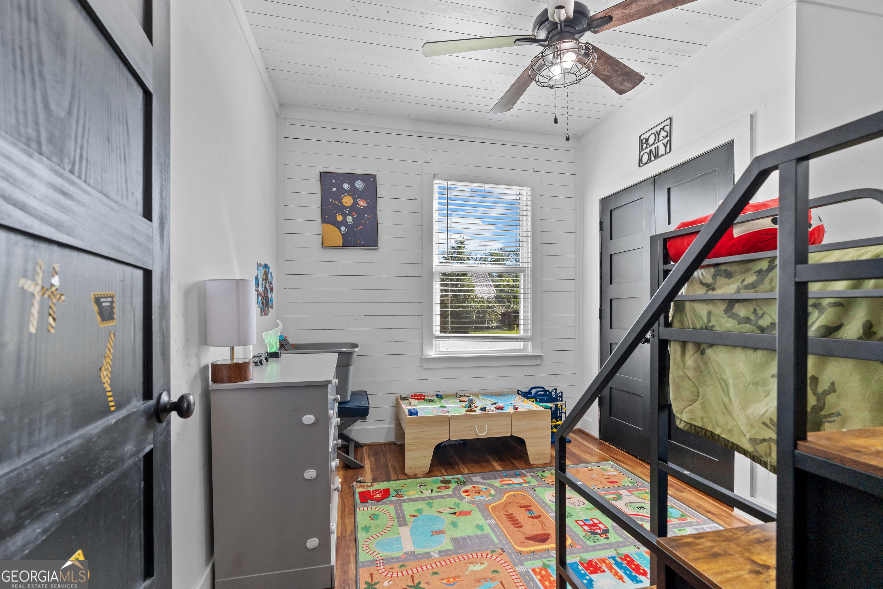 5065 10 Mile Road Baxley, GA 31513 - Photo 18 of 70 a room that has painting on the wall and a window