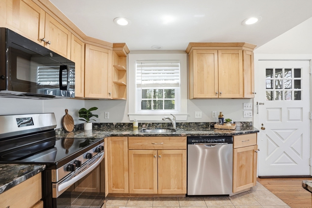 512 Spring Street Marshfield, MA 02050 - Photo 12 of 34 Gallery Image 12