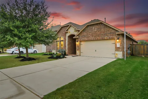 a front view of house with yard