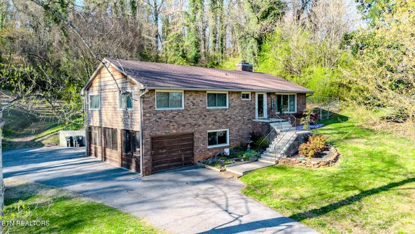 $450,000 | 402 Bluff Road, Kingston, TN 37763