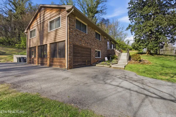 $450,000 | 402 Bluff Road, Kingston, TN 37763