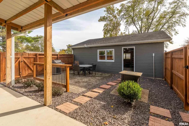 $239,000 | 205 South 3rd Street, Dahlgren, IL 62828