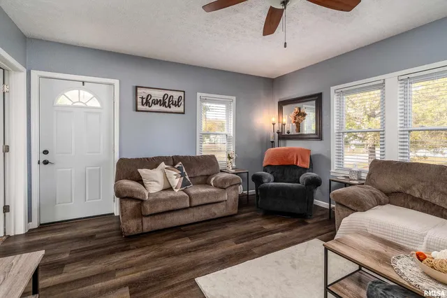 $239,000 | 205 South 3rd Street, Dahlgren, IL 62828