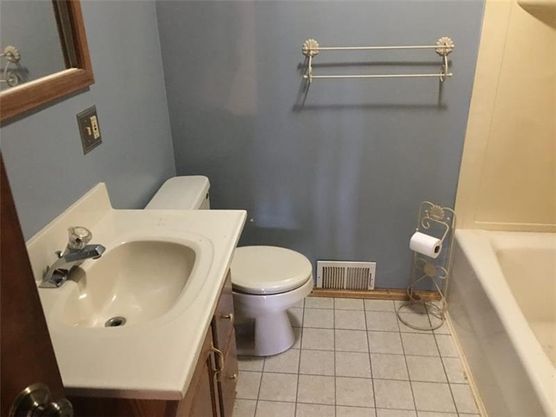 390 Davis Avenue McKees Rocks, PA 15136 - Photo 3 of 5