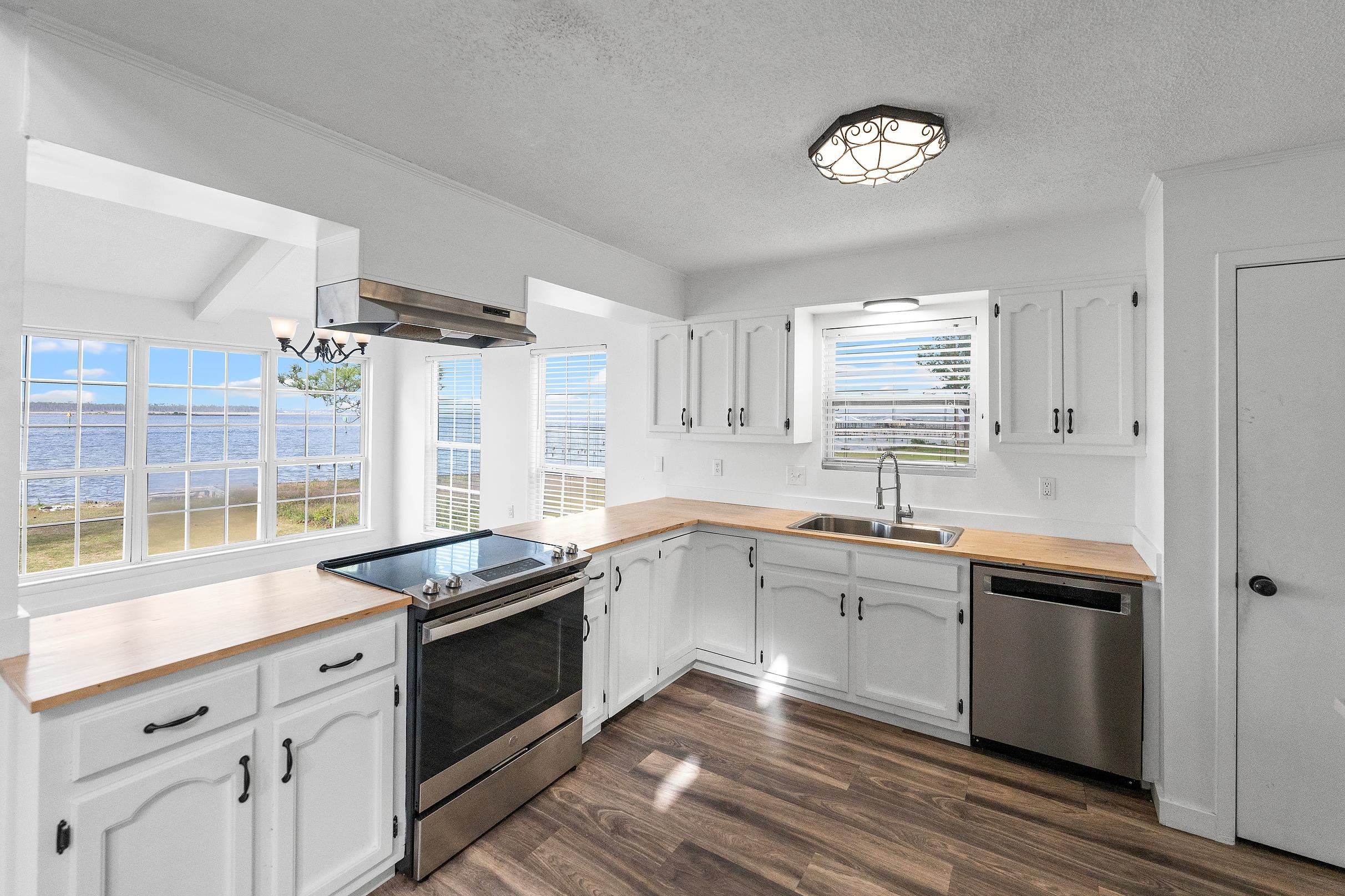 24321 Gulf Bay Road Orange Beach, AL 36561 - Photo 21 of 33 Kitchen