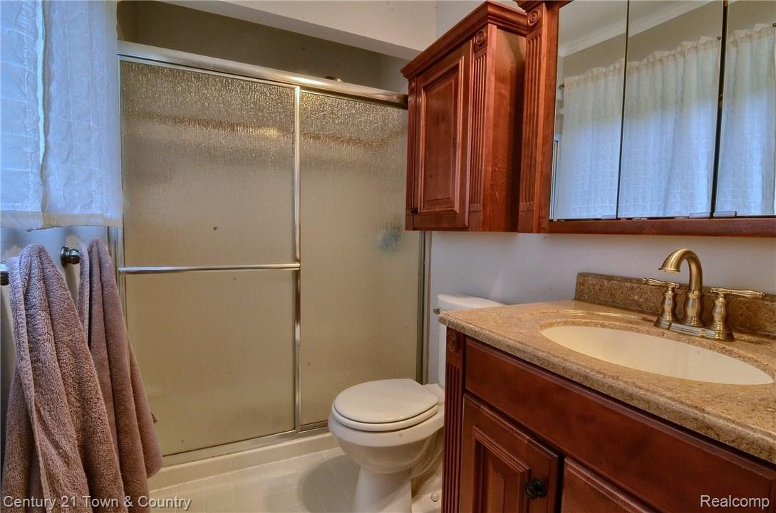 808 Lion Street Rochester, MI 48307 - Photo 18 of 32 Master bathroom