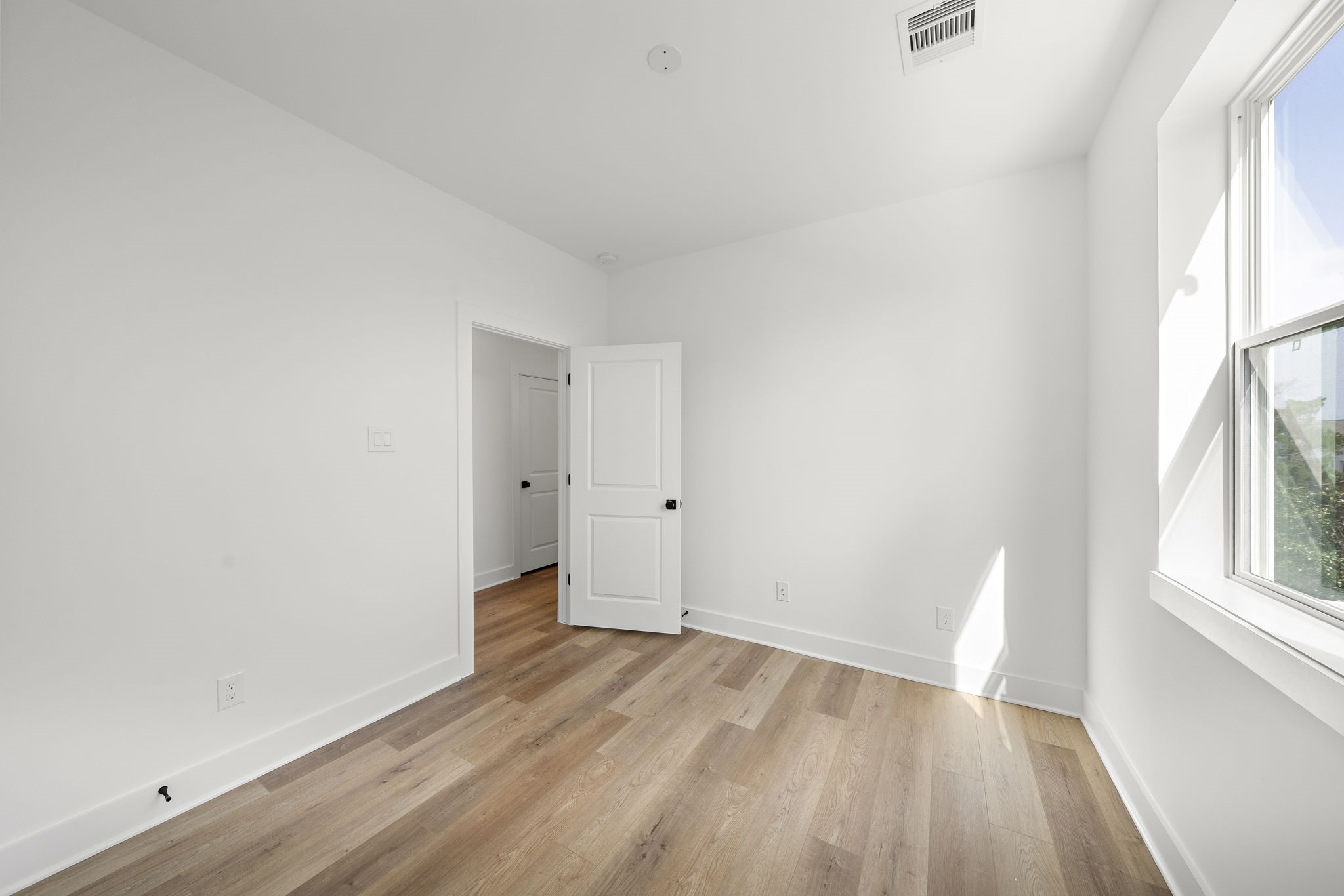 835 Elkhart Street, Unit E Houston, TX 77091 - Photo 29 of 34 3rfd Floor Bedroom